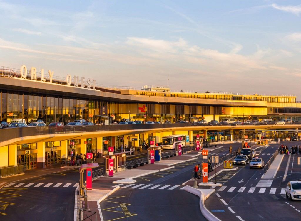Aérogare de l’aéroport de Paris-Orly au coucher du soleil