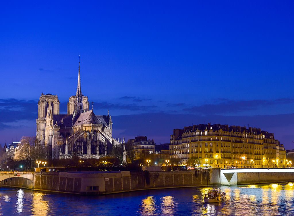 Notre-Dame de Paris et les quais de Seine de nuit
